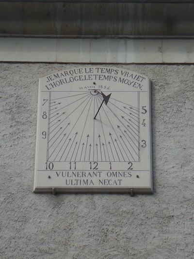 Cadran solaire situé sur un mur de la mairie de la petite ville Nay (64800)